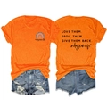 Detailansicht der Rückseite des orangefarbenen T-Shirts mit Love Them Spoil Them Aufdruck - S / Oberteile / Orange