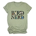 Dettaglio della stampa Bird Nerd su una t-shirt verde oliva a girocollo in cotone - Verde Oliva (Testo Nero)