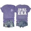 Vista dettagliata della t-shirt viola Crochet Era con stampa vintage e pantaloncini - Viola (Grafica Bianca)