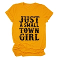 Dettaglio della maglietta gialla in cotone con stampa vintage JUST A SMALL TOWN GIRL - S / Giallo Senape (Testo Nero)