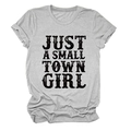 Détail de l'imprimé Just A Small Town Girl sur un t-shirt gris à col rond et manches retroussées - Gris Clair (Texte Noir)