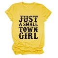 Détail de l'imprimé Just A Small Town Girl sur un t-shirt jaune en mélange de coton - Jaune (Texte Noir)