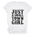 Détail de la typographie vintage 'JUST A SMALL TOWN GIRL' sur ce T-shirt en coton blanc - Blanc (Texte Noir)