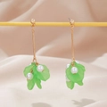 Elegantes pendientes largos con pétalos verdes y perlas blancas en varillas doradas - Estilo de Pétalo Verde Claro / Verde