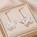 Elegantes pendientes largos de flores con pétalos dorados y perlas sobre joyero - Estilo de Pétalo Blanco Crema / Blanco