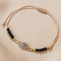 Detailansicht des handgefertigten Evil Eye Armbands mit Strass und schwarzen Perlen - Marquise (Strass Böser Blick)