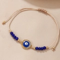 Detail des handgewebten Evil Eye Armbandes mit blauen Perlen und Goldverschluss - Auge (Klassischer Runder Böser Blick)