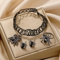 Gotisches Spinnen-Schmuckset mit Halskette, Ohrringen und Ring auf goldenem Seidenstoff - Choker Ring und Ohrringe Set / Schwarze Spinne