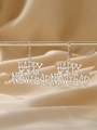 Κοντινό πλάνο από ασημένια σκουλαρίκια Happy New Year σε χρυσή βάση παρουσίασης προϊόντων - Λευκό K/Ασημί