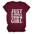 Détail de l'imprimé blanc 'JUST A SMALL TOWN GIRL' sur un t-shirt bordeaux à col rond - Rouge Vin (Texte Blanc)