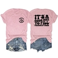 Dettaglio della t-shirt rosa da farmacista con grafica medica vintage e slogan stampato - Rosa (Motivo Nero)
