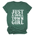 Détail de l'imprimé vintage blanc Just A Small Town Girl sur un t-shirt vert foncé - Vert Rétro (Texte Blanc)