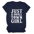 Détail d'un t-shirt bleu marine en coton avec imprimé JUST A SMALL TOWN GIRL - Bleu Marine (Texte Blanc)