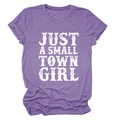 Détail de l'imprimé Just a Small Town Girl sur un t-shirt violet à manches courtes - Violet (Texte Blanc)