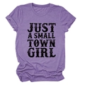 Détail de l'imprimé Just a Small Town Girl sur un t-shirt en coton tricoté violet - Violet (Texte Noir)