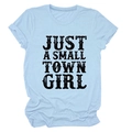 Détail de l'imprimé vintage 'JUST A SMALL TOWN GIRL' sur un T-shirt bleu clair à col rond - Bleu Clair (Texte Noir)
