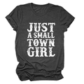 Détail du lettrage vintage 'JUST A SMALL TOWN GIRL' sur t-shirt gris foncé pour femmes - Gris Anthracite (Texte Blanc)