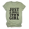 Détail de l'imprimé Just a Small Town Girl sur un t-shirt vert sauge à manches courtes - Vert Olive (Texte Noir)