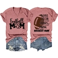 Vue détaillée du t-shirt col en V Football Mom avec texte au dos et tissu en coton doux - S / Noir Imprimé / Or rose
