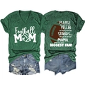 Mise à plat d'un t-shirt col V Football Mom vert et d'un short en jean usé - S / Imprimé Fleur Blanche / Vert Vintage