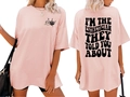 Detail der rosa Kosmetikerin T-Shirt Rückseite mit Druck und Brustgrafik auf Weiß - S / Fleischrosa
