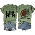 T-shirt col V vert olive Football Mom avec short en jean vue avant et arrière - S / Noir Imprimé / Vert olive