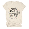 Dettaglio della t-shirt crema con la stampa Throw Kindness Around Like Confetti - S / Sabbia