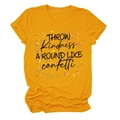 Dettaglio della t-shirt in cotone giallo con stampa Throw Kindness Around Like Confetti - S / Giallo Senape