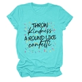 Détail du t-shirt vert menthe avec imprimé Throw Kindness Around Like Confetti et tissu doux - S / Vert menthe