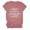 Détail du t-shirt rose avec imprimé Throw Kindness Around Like Confetti et manches retroussées - S / Rose