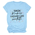 Détail de l'imprimé Throw Kindness Around Like Confetti sur un t-shirt en coton bleu - S / Bleu clair