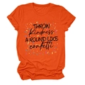Gros plan du t-shirt orange avec motif imprimé Throw Kindness Around Like Confetti - S / Orange