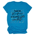 Vue détaillée du t-shirt bleu en coton avec le motif coloré 'Throw Kindness Around' - S / Bleu lac