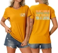 Vorder- und Rückansicht des orangen Baumwoll-T-Shirts mit buntem Aufdruck - S / Senfgelb