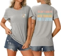 Detail des bunten Textdrucks auf grauem Baumwoll-T-Shirt für die Freizeit - S / Hellgrau