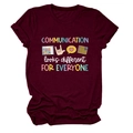 Détail de l'imprimé Communication looks different sur t-shirt bordeaux à col rond - S / Hauts / Rouge Vin (Texte Blanc)