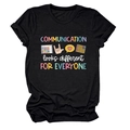 Détail de la sérigraphie colorée sur un t-shirt en coton noir montrant des motifs textuels - S / Hauts / Noir (Texte Blanc)