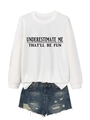 Detail von weißem Sweatshirt mit Spruch und Distressed-Denim-Shorts im Streetwear-Look - S / Weiß