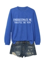 Detail eines königsblauen Sweatshirts mit weißem Text und Distressed-Denim-Shorts - S / Vintage-Blau