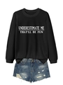 Detail eines schwarzen Sweatshirts mit Slogan-Print und zerrissenen Denim-Shorts für Damen - S / Schwarz