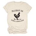 Dettaglio flat lay di t-shirt color crema con stampa gallo e slogan umoristico - S / Sabbia