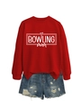 Détail d'un sweat rouge Bowling Mom associé à un short en jean délavé style décontracté - S / Rouge Vif (Police Blanche)
