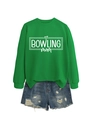 Détail du sweat vert Bowling Mom assorti à un short en jean bleu délavé usé - S / Vert Herbe (Texte Blanc)
