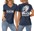 Detail eines dunkelblauen V-Ausschnitt T-Shirts mit Logo vorne und Grafikdruck hinten - S / Marineblau (Weißer Druck)