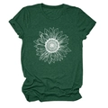 Détail des manches retroussées et motif de tournesol blanc sur un t-shirt vert foncé - S / Vert Rétro (Texte Blanc)