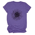 Gros plan d'un t-shirt violet à col rond avec motif de tournesol noir et manches retroussées - S / Violet (Texte Noir)