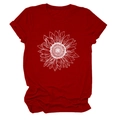 Gros plan sur l'imprimé tournesol blanc d'un t-shirt rouge décontracté pour femme - S / Rouge (Texte Blanc)