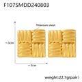 Dettaglio di orecchini quadrati in acciaio al titanio dorato con strisce diagonali - Stile Intrecciato Quadrato (30mm) / Oro