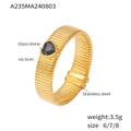 Strukturierter Edelstahlring in Gold mit schwarzem Herz-Glasstein im minimalistischen Stil - Gold Band Black Stone