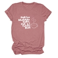Détail d'un t-shirt rose en coton avec motif imprimé blanc Por La Manana Cafe - Or Rose (Police Blanche)